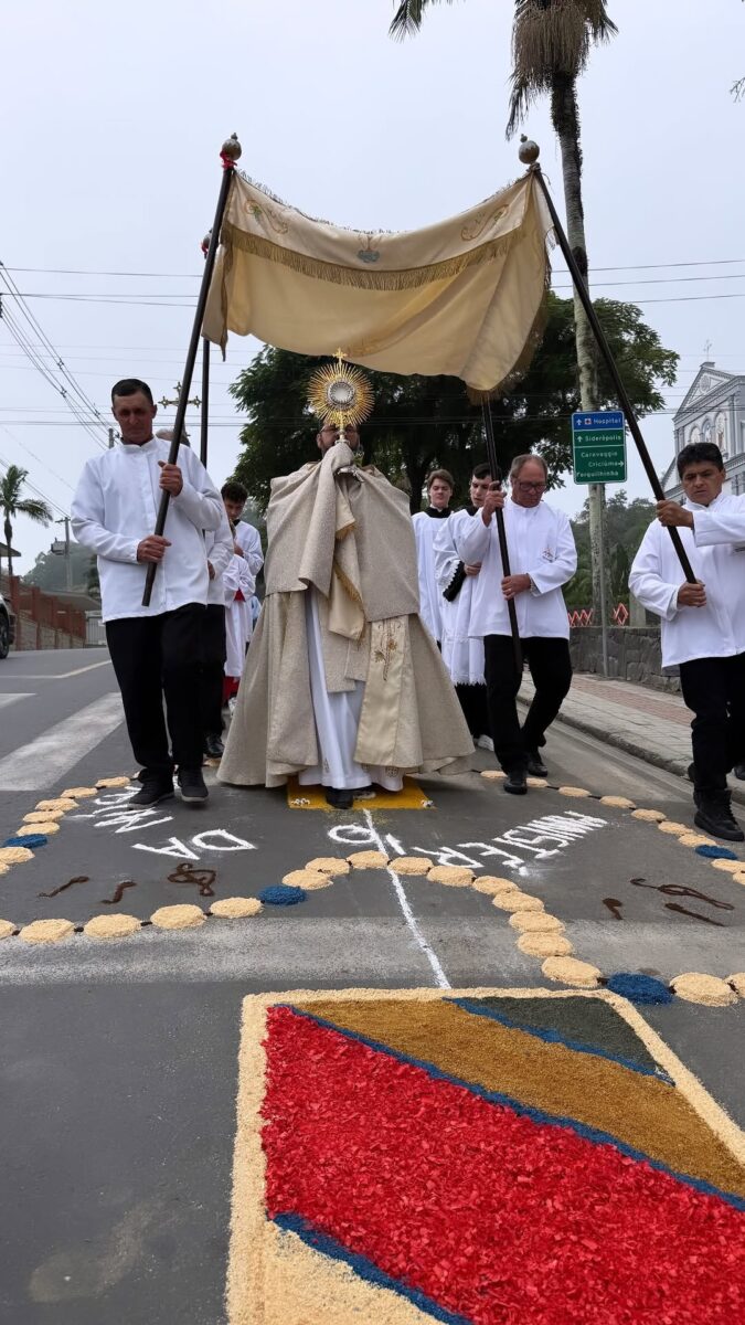 Procissão de Corpus Christi reúne fiéis no Centro de Nova Veneza