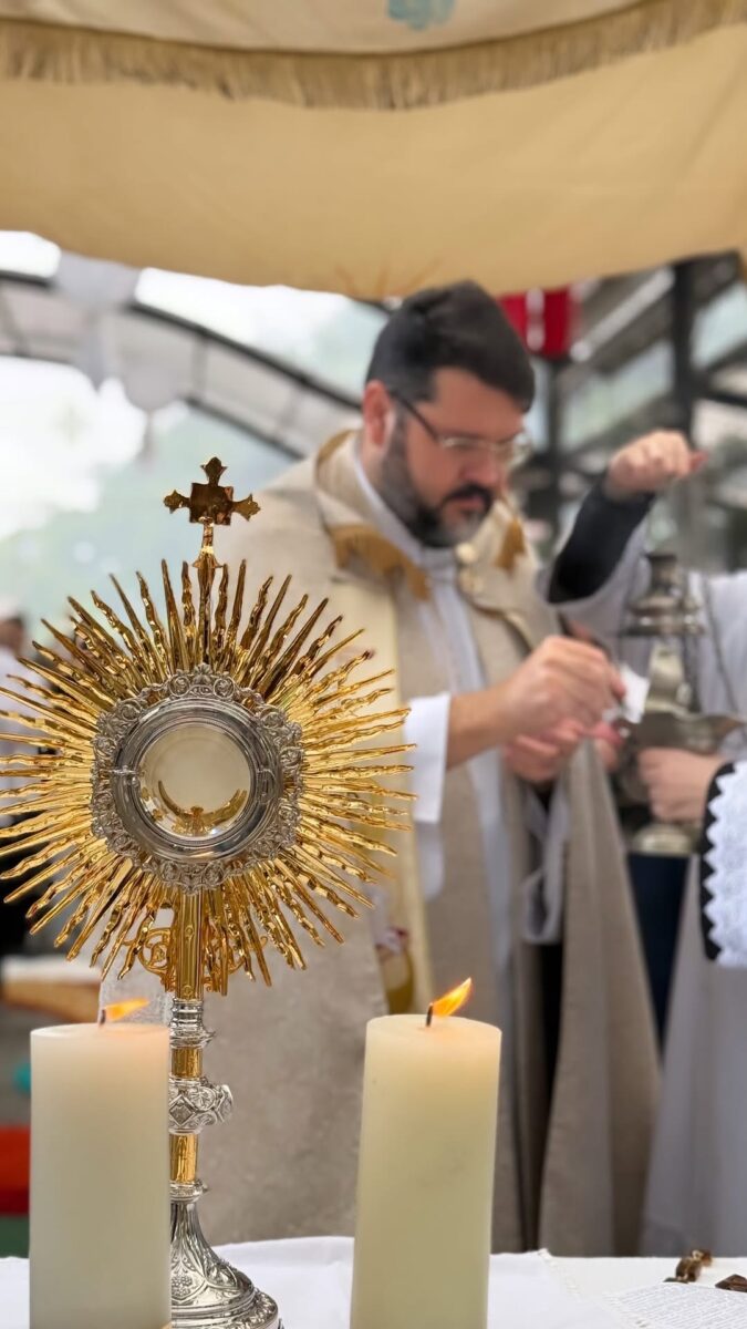 Procissão de Corpus Christi reúne fiéis no Centro de Nova Veneza