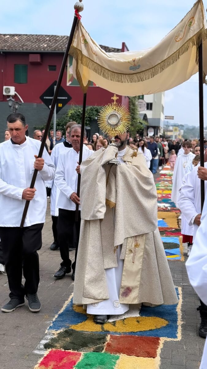 Procissão de Corpus Christi reúne fiéis no Centro de Nova Veneza
