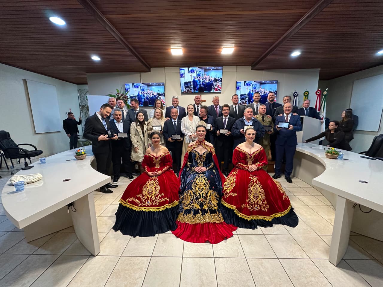 Sessão Solene concede Títulos de Cidadão Honorário em Nova Veneza 2 Sessão Solene concede Títulos de Cidadão Honorário em Nova Veneza