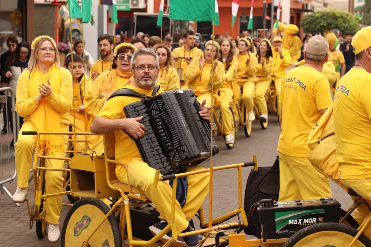 Com canções e desfile, Polentopéia diverte público na Festa da Gastronomia