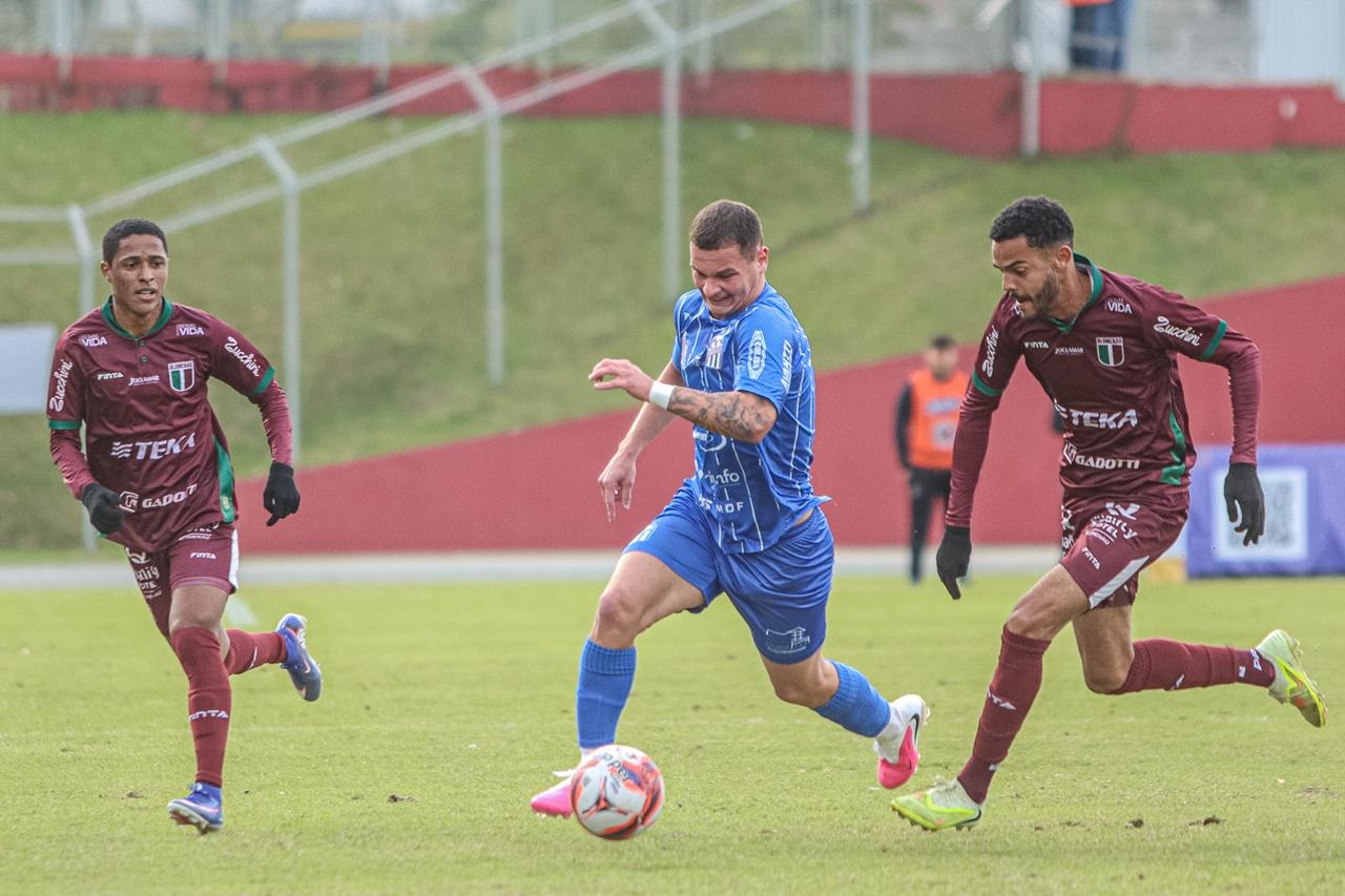 Caravaggio vence o Blumenau e reassume a liderança da Série B