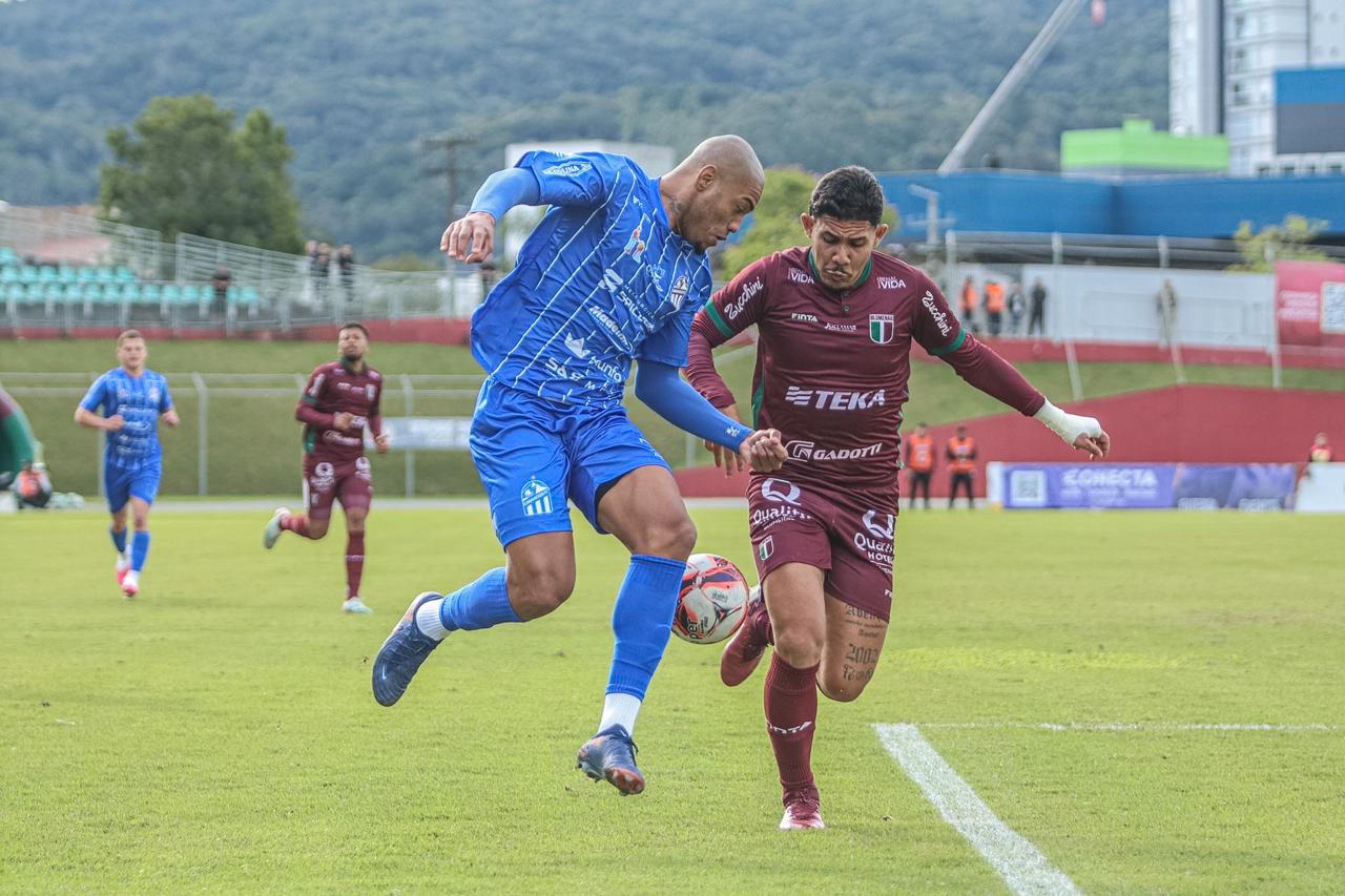 Caravaggio vence o Blumenau e reassume a liderança da Série B