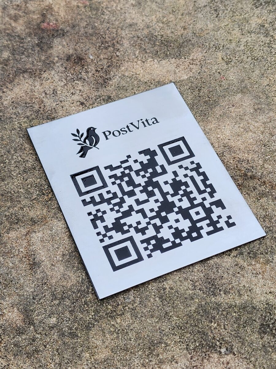PostVita inicia venda de placas com QR Code para preservação de histórias familiares 1 PostVita inicia venda de placas com QR Code para preservação de histórias familiares