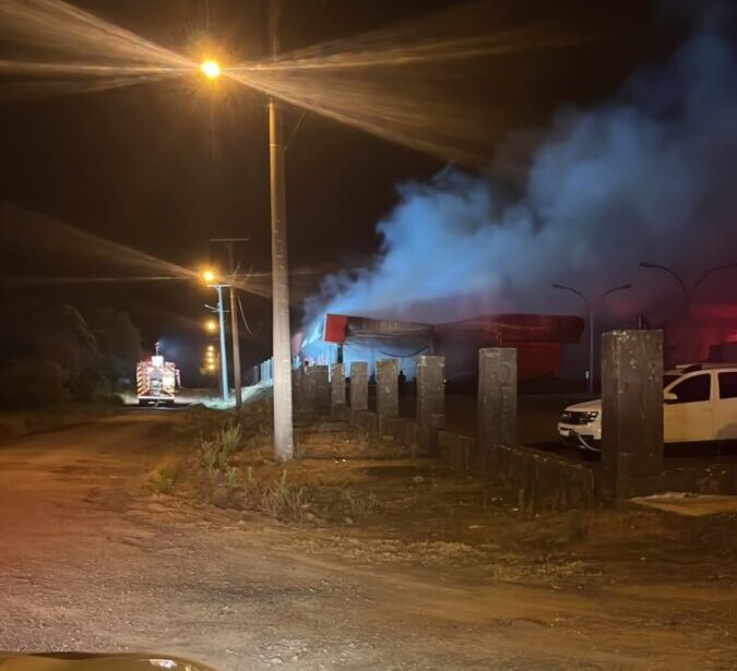 Incêndio atinge setor administrativo do Laticínios Veneza em Nova Veneza 1 Incêndio atinge setor administrativo do Laticínios Veneza em Nova Veneza