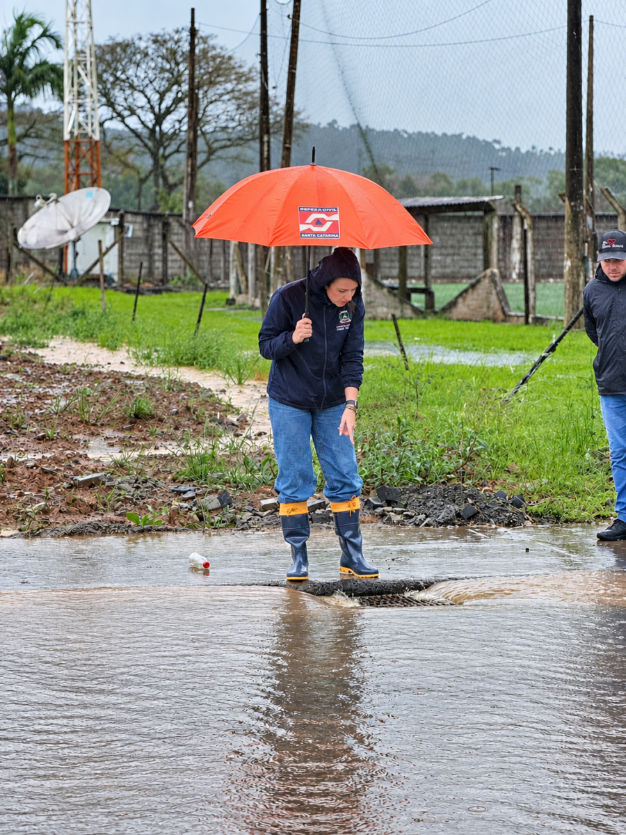 Prefeita e vice acompanham efeitos de mais de 162 mm de chuva em Nova Veneza 1 Prefeita e vice acompanham efeitos de mais de 162 mm de chuva em Nova Veneza