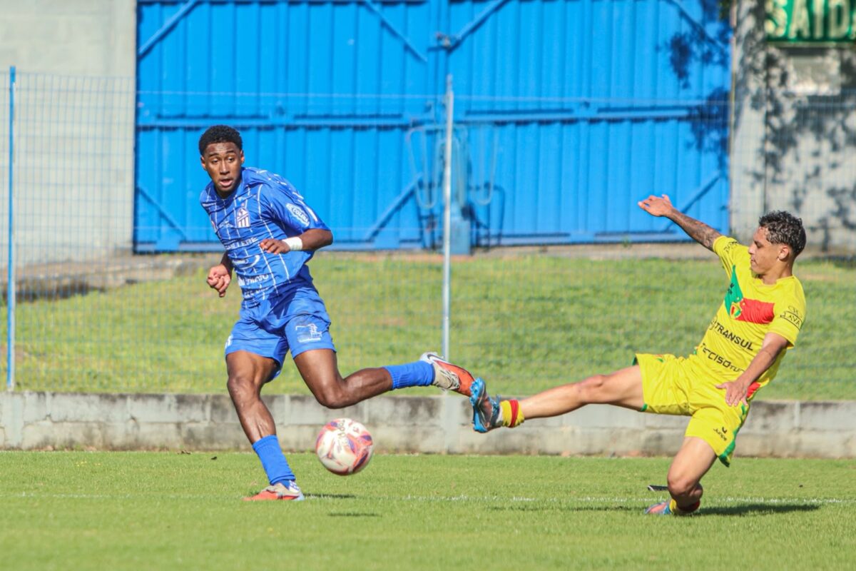 Atacante de 16 anos marca e Caravaggio vence o Brusque pela Copa SC Sub-20