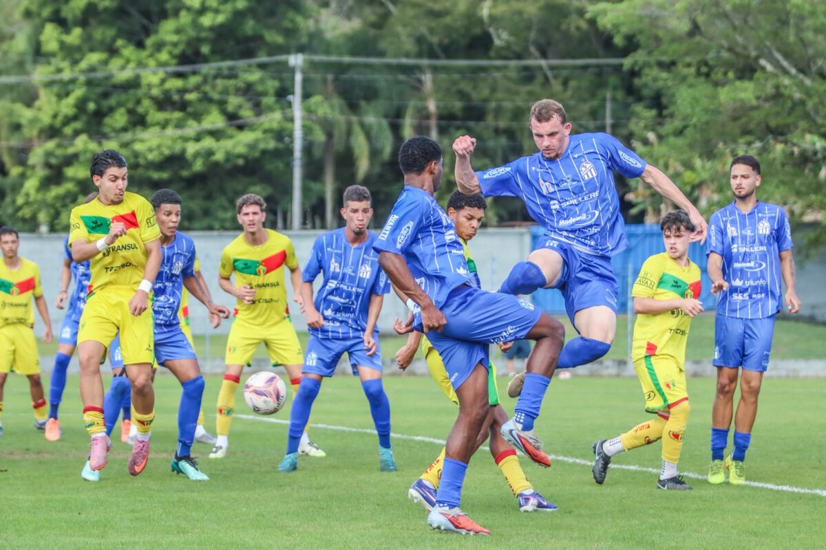 Atacante de 16 anos marca e Caravaggio vence o Brusque pela Copa SC Sub-20