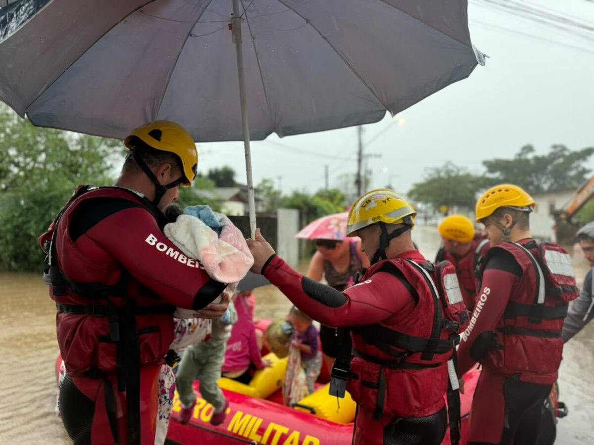 Bombeiros resgatam famílias ilhadas durante alagamentos em Criciúma 4 Bombeiros resgatam famílias ilhadas durante alagamentos em Criciúma