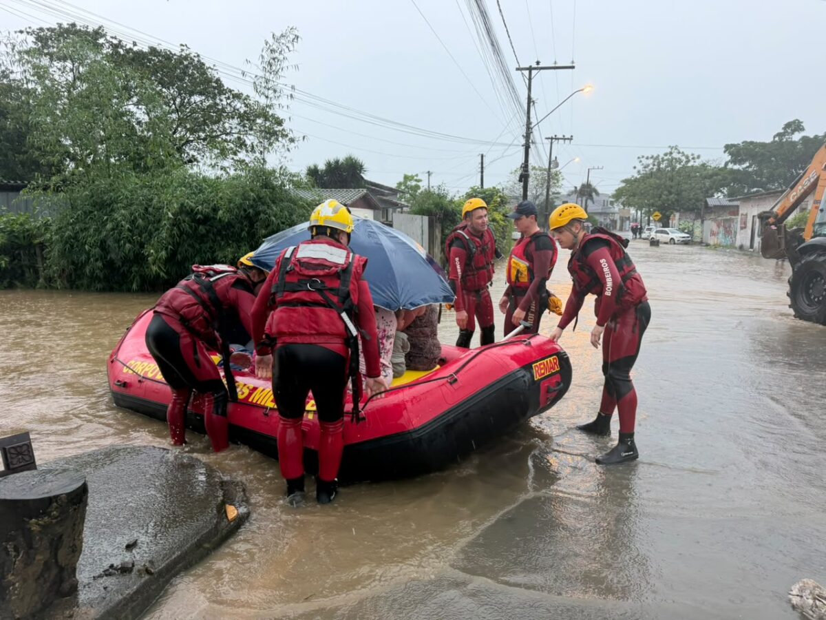 Bombeiros resgatam famílias ilhadas durante alagamentos em Criciúma 1 Bombeiros resgatam famílias ilhadas durante alagamentos em Criciúma