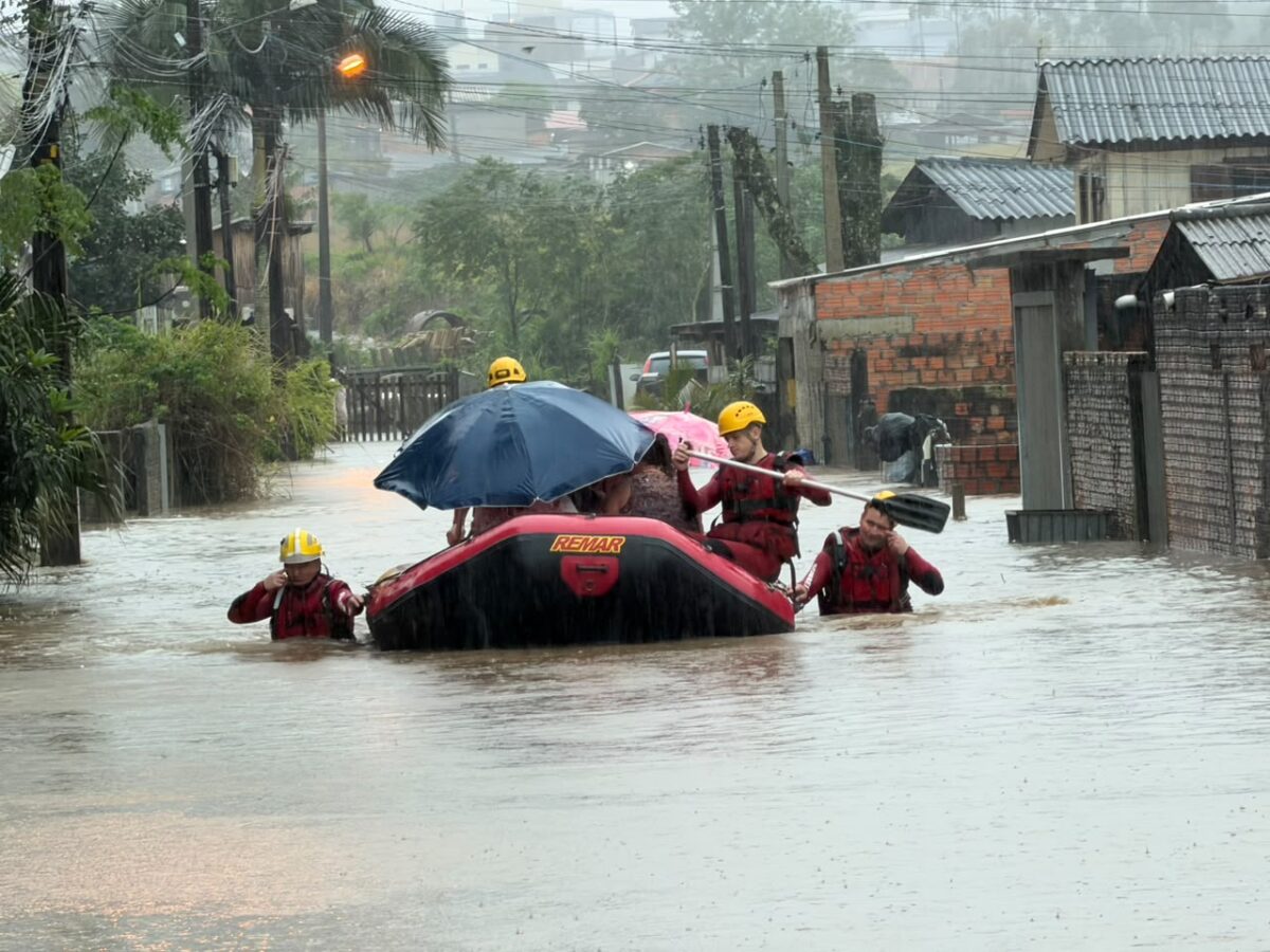 Bombeiros resgatam famílias ilhadas durante alagamentos em Criciúma 1 Bombeiros resgatam famílias ilhadas durante alagamentos em Criciúma