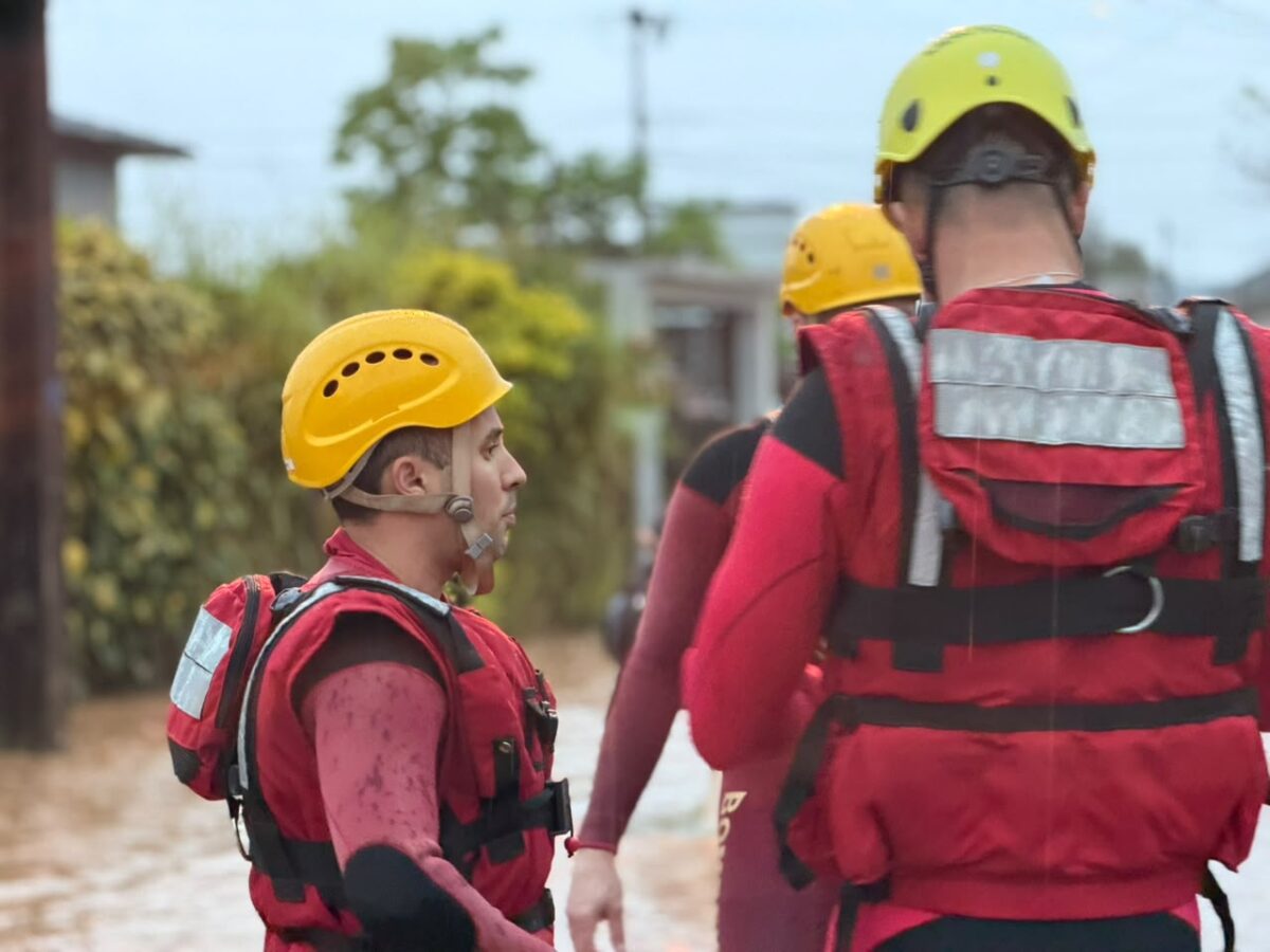 Bombeiros resgatam famílias ilhadas durante alagamentos em Criciúma 3 Bombeiros resgatam famílias ilhadas durante alagamentos em Criciúma