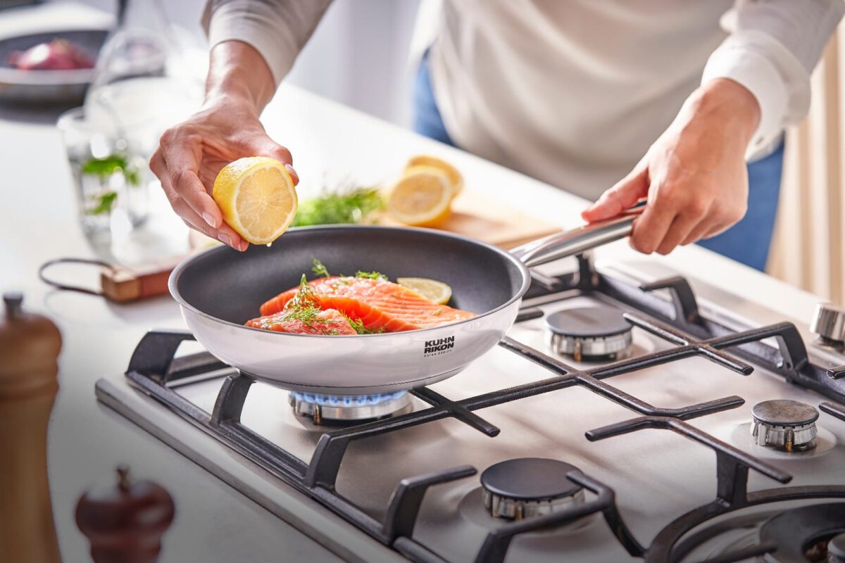 Compra da semana vira projeto na cozinha: Bistek chega à 11ª campanha de selos, e a coleção da vez traz panelas de marca suíça 1 Compra da semana vira projeto na cozinha: Bistek chega à 11ª campanha de selos, e a coleção da vez traz panelas de marca suíça