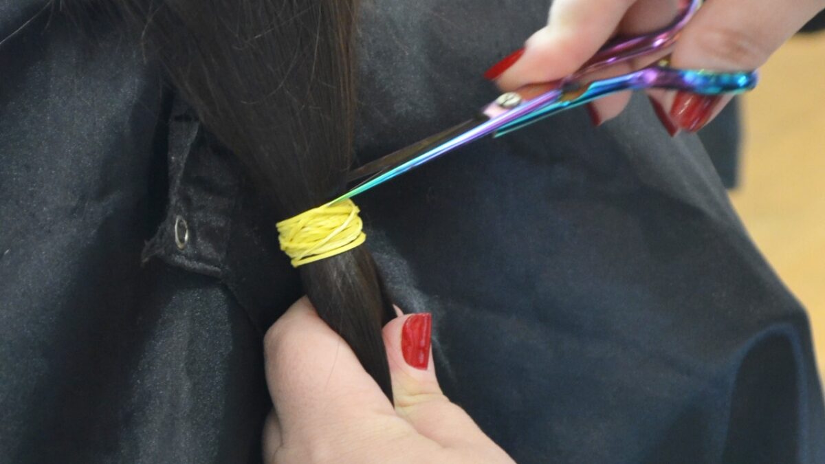 Colaboradores da La Moda doam cabelo à Rede Feminina de Combate ao Câncer 2 Ação da La Moda em pról da Rede Feminina de Combate ao Câncer