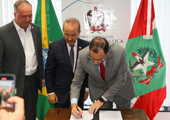 TJ assina acordo para acelerar a retirada de 8 mil veículos apreendidos em 310 pátios em SC 1 TJ assina acordo para acelerar a retirada de 8 mil veículos apreendidos em 310 pátios em SC