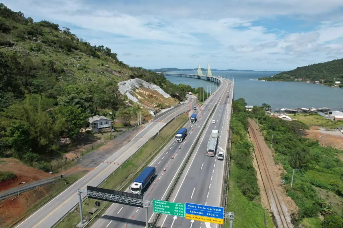 Tráfego desviado pela antiga ponte de Laguna.