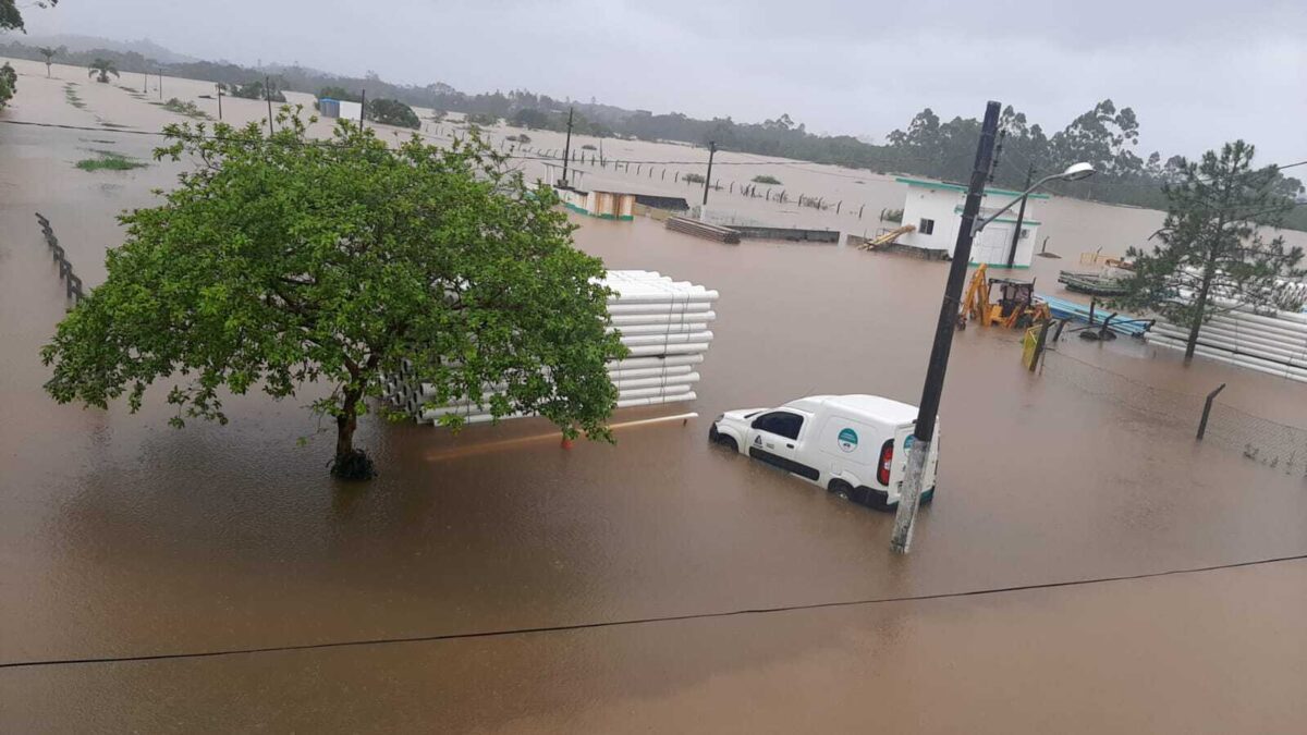 Chuva intensa volta a castigar Santa Catarina provocando mortes e estragos, equipes estão mobilizadas no auxílio à população atingida 3 Chuva intensa volta a castigar Santa Catarina provocando mortes e estragos, equipes estão mobilizadas no auxílio à população atingida