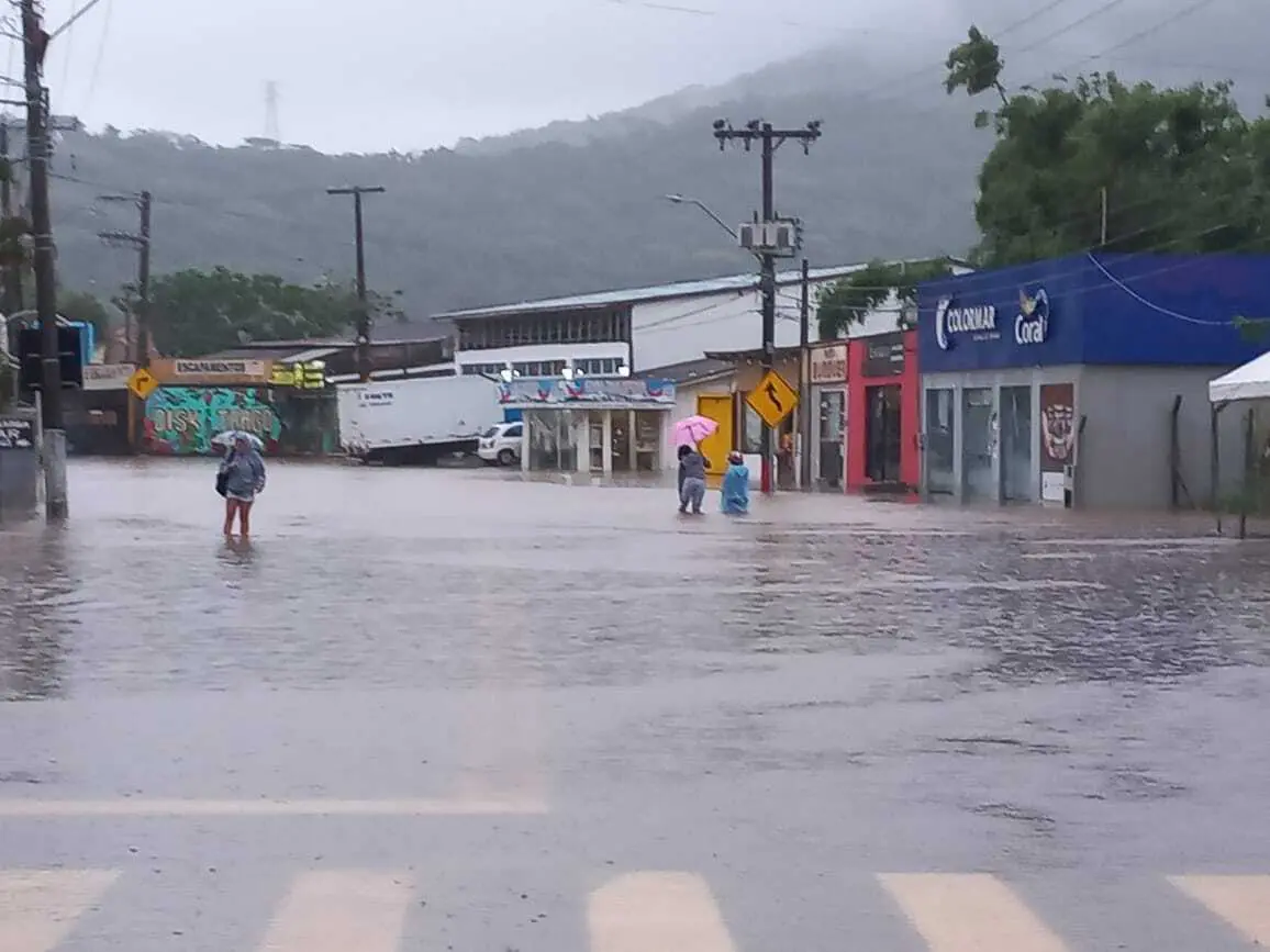 Chuva intensa volta a castigar Santa Catarina provocando mortes e estragos, equipes estão mobilizadas no auxílio à população atingida