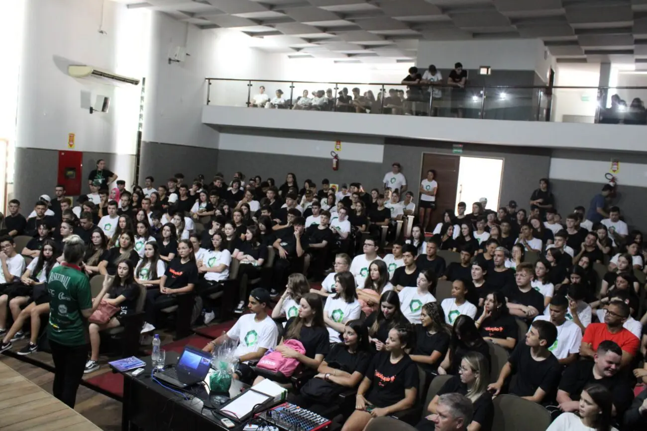 Brincadeiras, princesas e o reencontro com amigos na volta às aulas do Colégio Satc