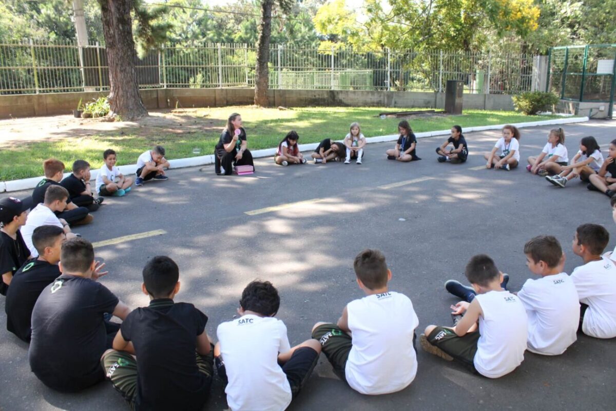 Brincadeiras, princesas e o reencontro com amigos na volta às aulas do Colégio Satc 2 Brincadeiras, princesas e o reencontro com amigos na volta às aulas do Colégio Satc