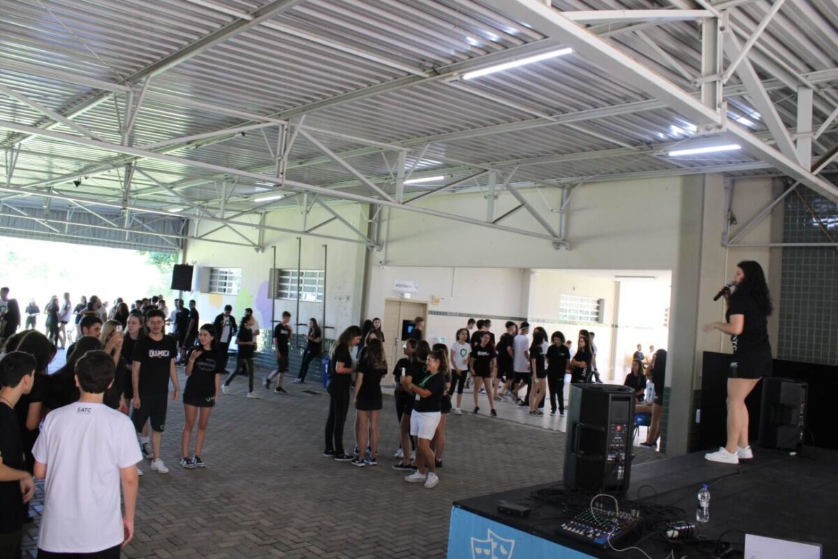 Brincadeiras, princesas e o reencontro com amigos na volta às aulas do Colégio Satc 1 Brincadeiras, princesas e o reencontro com amigos na volta às aulas do Colégio Satc