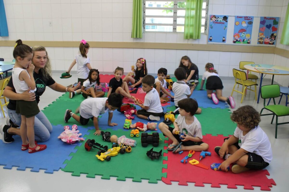 Brincadeiras, princesas e o reencontro com amigos na volta às aulas do Colégio Satc 3 Brincadeiras, princesas e o reencontro com amigos na volta às aulas do Colégio Satc