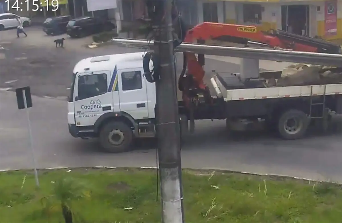Eleição Coopera: Ximenes denuncia uso de caminhão da Coopera na instalação de outdoor da campanha de Rogério Feller 
