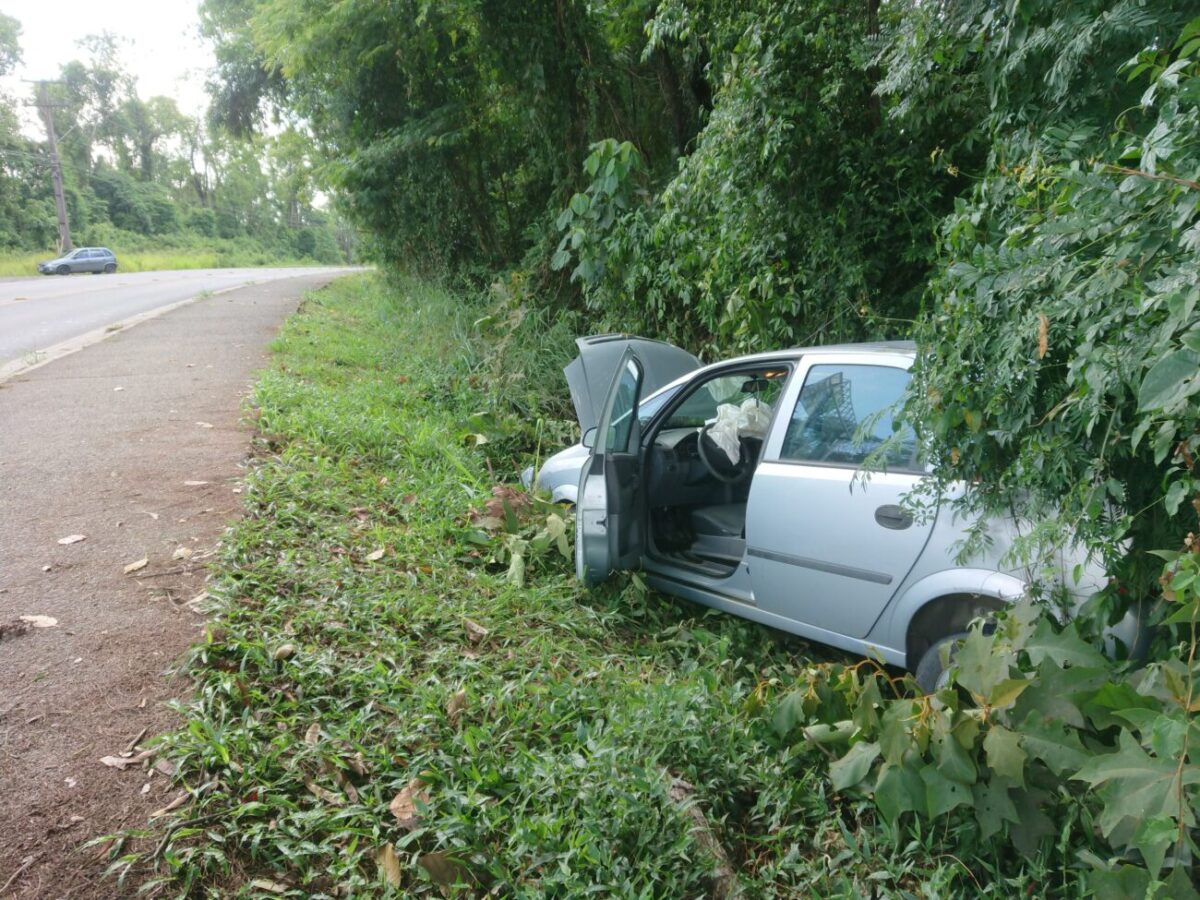 Carro sai da pista na rodovia José Spillere próximo ao Morro do Caravaggio 3 Carro sai da pista na rodovia José Spillere próximo ao Morro do Caravaggio
