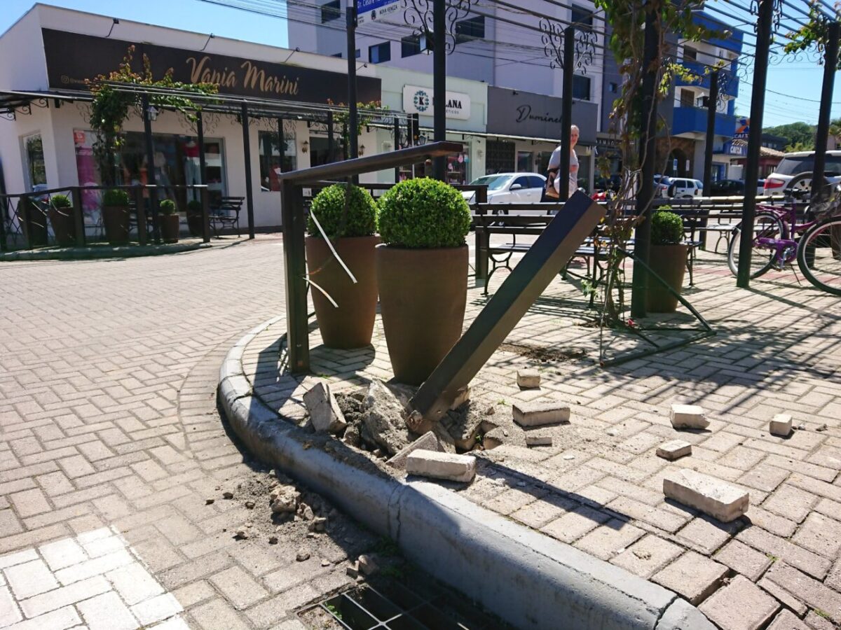 Veículo sai da estrada e invade calçada no centro de Nova Veneza 1 Veículo sai da estrada e invade calçada no centro de Nova Veneza