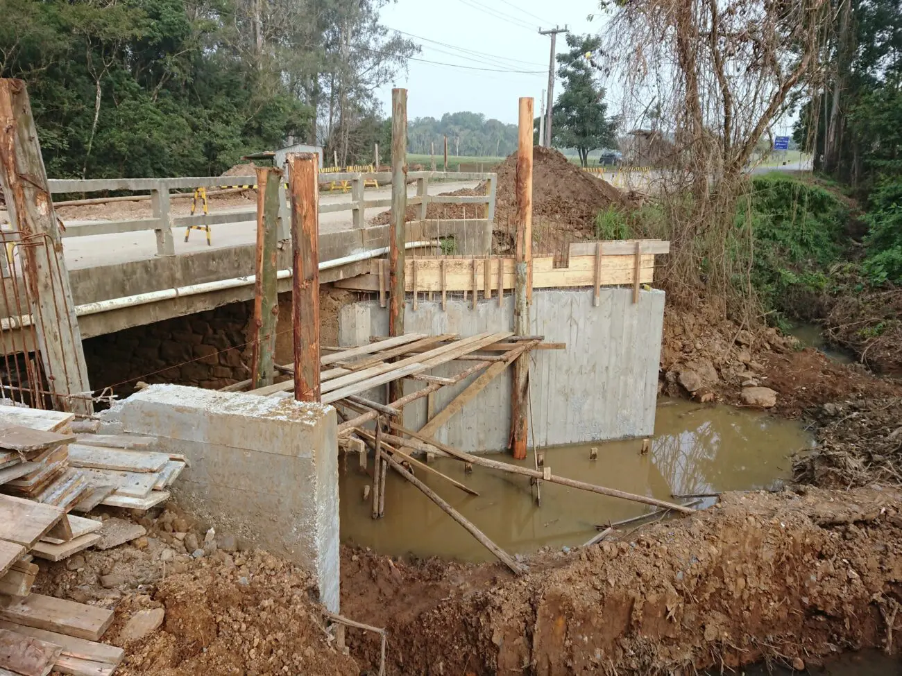 Trânsito volta a fluir na ponte do Rio Dândalo