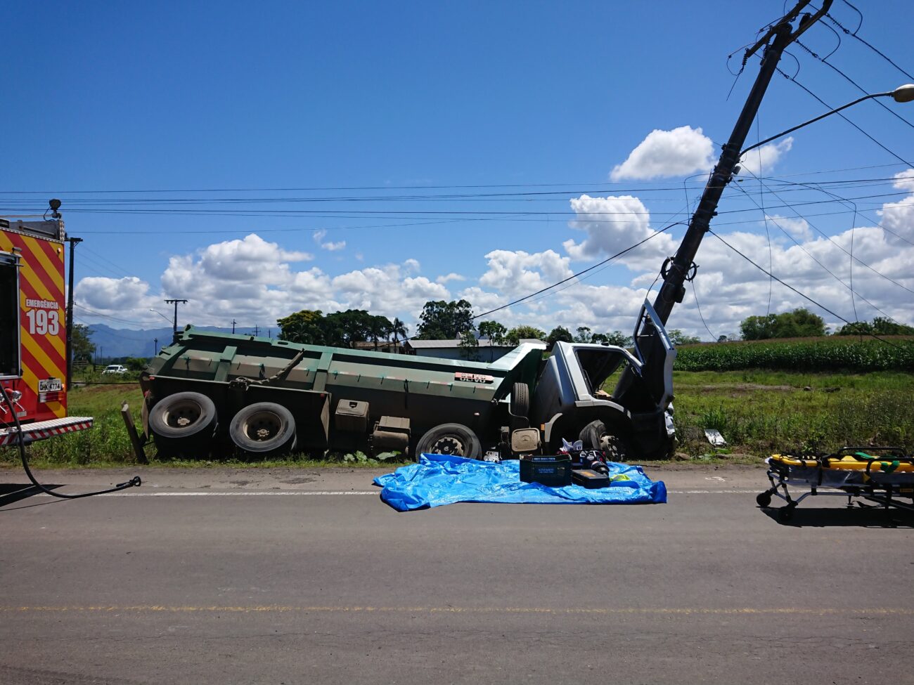 Motorista de caminhão fica preso nas ferragens após acidente no São Bento Baixo 8 Motorista de caminhão fica preso nas ferragens após acidente no São Bento Baixo