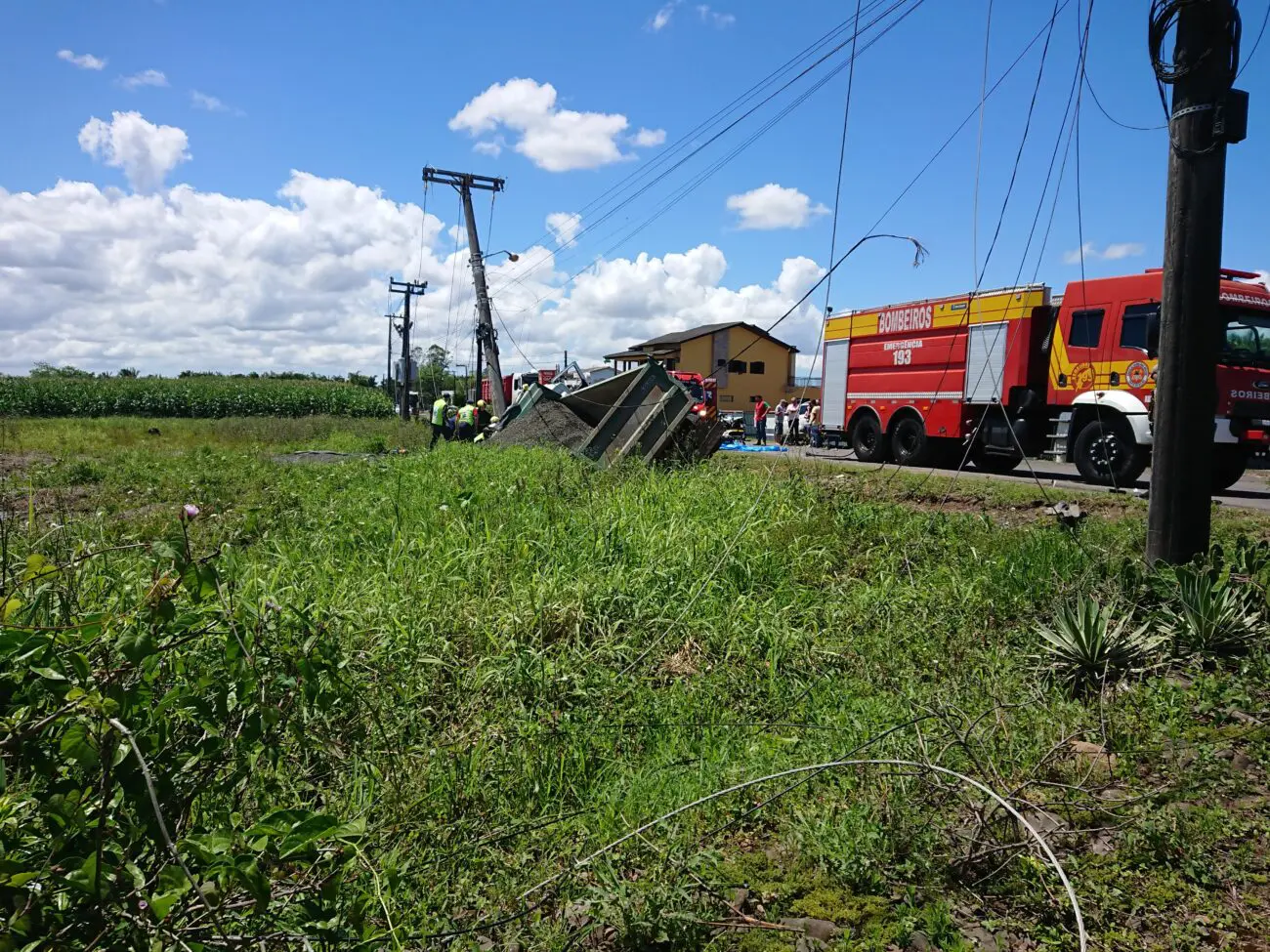 Motorista de caminhão fica preso nas ferragens após acidente no São Bento Baixo 