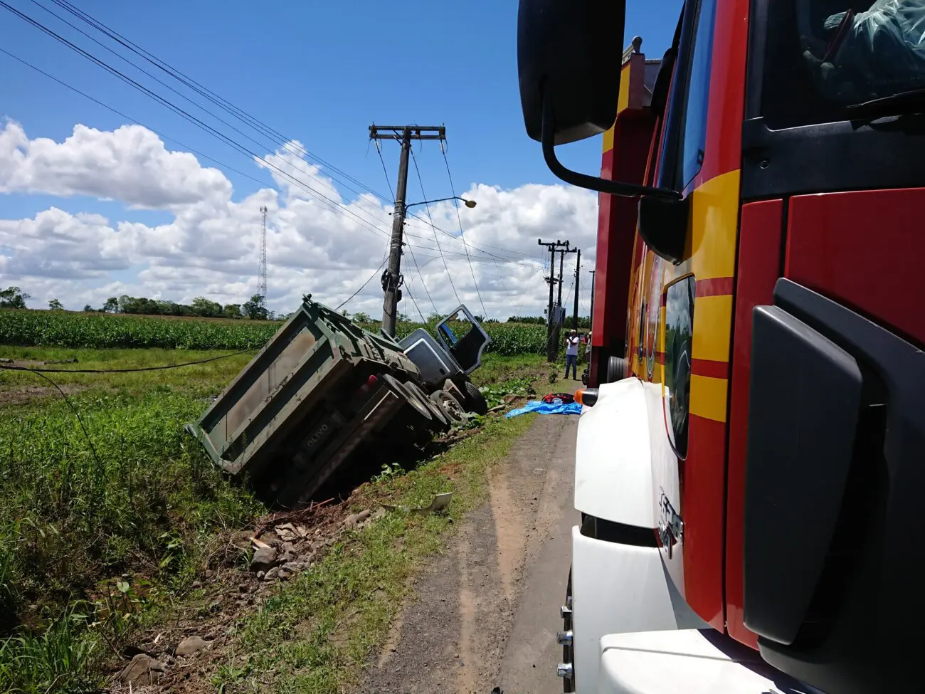 Motorista de caminhão fica preso nas ferragens após acidente no São Bento Baixo 