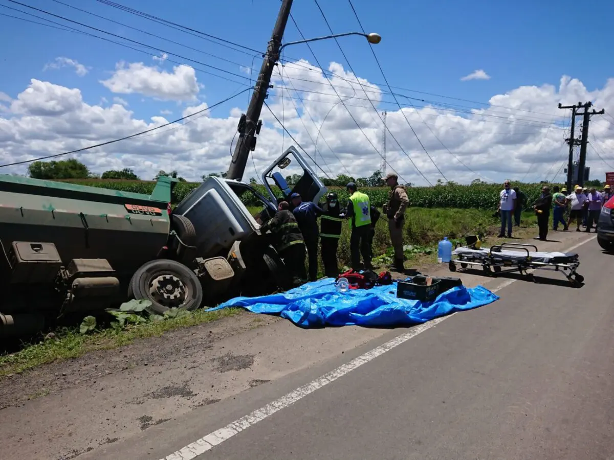 Motorista de caminhão fica preso nas ferragens após acidente no São Bento Baixo 