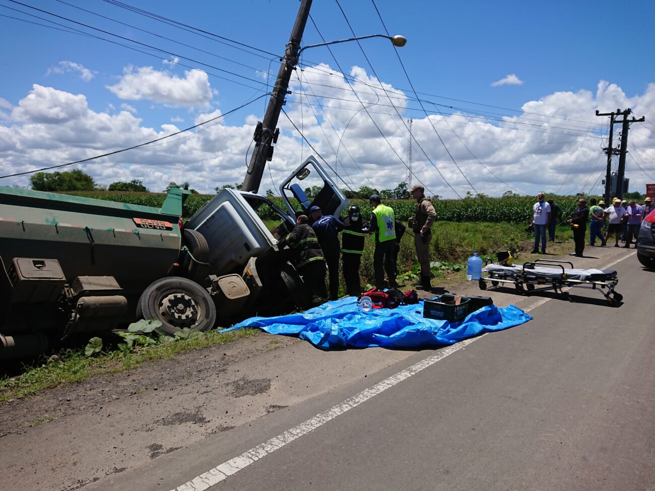 Motorista de caminhão fica preso nas ferragens após acidente no São Bento Baixo 3 Motorista de caminhão fica preso nas ferragens após acidente no São Bento Baixo