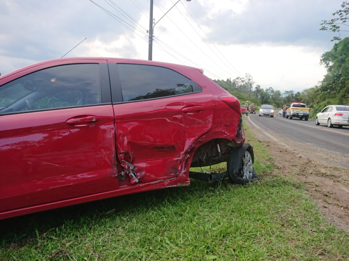 Veículo invade pista contrária e bate em mais dois carros em Nova Veneza 9 Veículo invade pista contrária e bate em mais dois carros em Nova Veneza