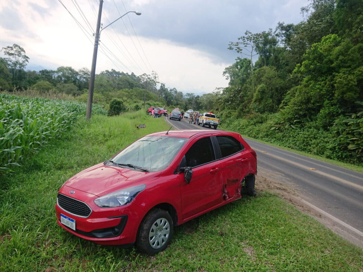 Veículo invade pista contrária e bate em mais dois carros em Nova Veneza 10 Veículo invade pista contrária e bate em mais dois carros em Nova Veneza
