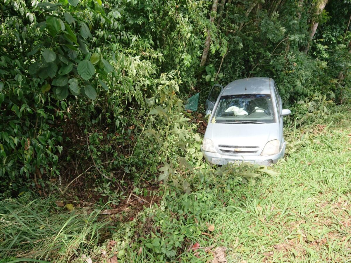 Carro sai da pista na rodovia José Spillere próximo ao Morro do Caravaggio 4 Carro sai da pista na rodovia José Spillere próximo ao Morro do Caravaggio