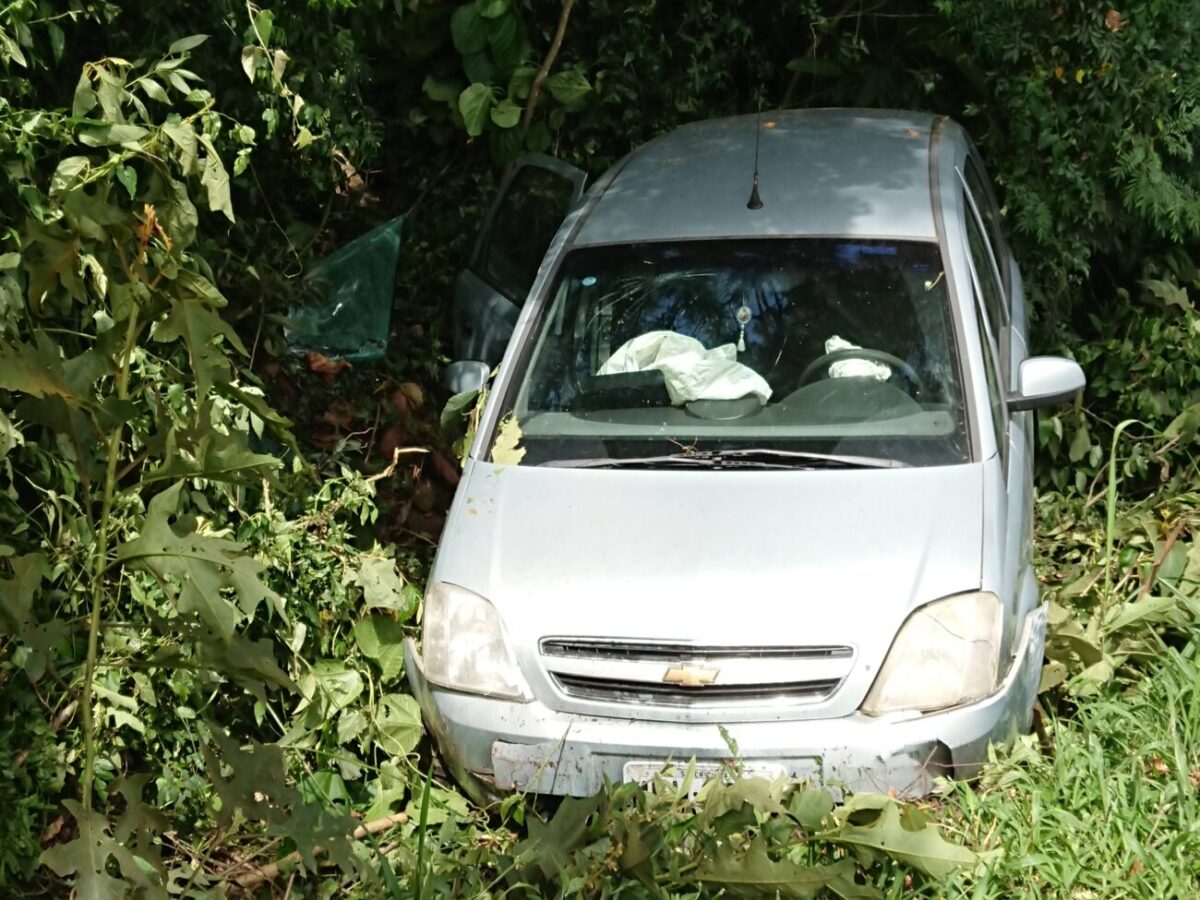 Carro sai da pista na rodovia José Spillere próximo ao Morro do Caravaggio 5 Carro sai da pista na rodovia José Spillere próximo ao Morro do Caravaggio