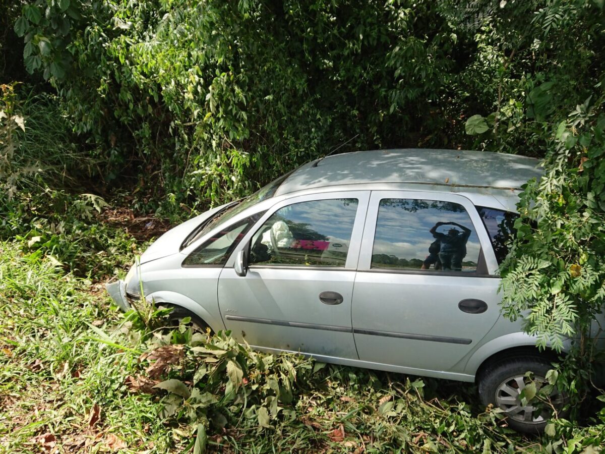 Carro sai da pista na rodovia José Spillere próximo ao Morro do Caravaggio 6 Carro sai da pista na rodovia José Spillere próximo ao Morro do Caravaggio
