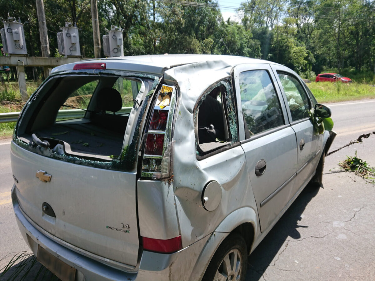Carro sai da pista na rodovia José Spillere próximo ao Morro do Caravaggio 1 Carro sai da pista na rodovia José Spillere próximo ao Morro do Caravaggio