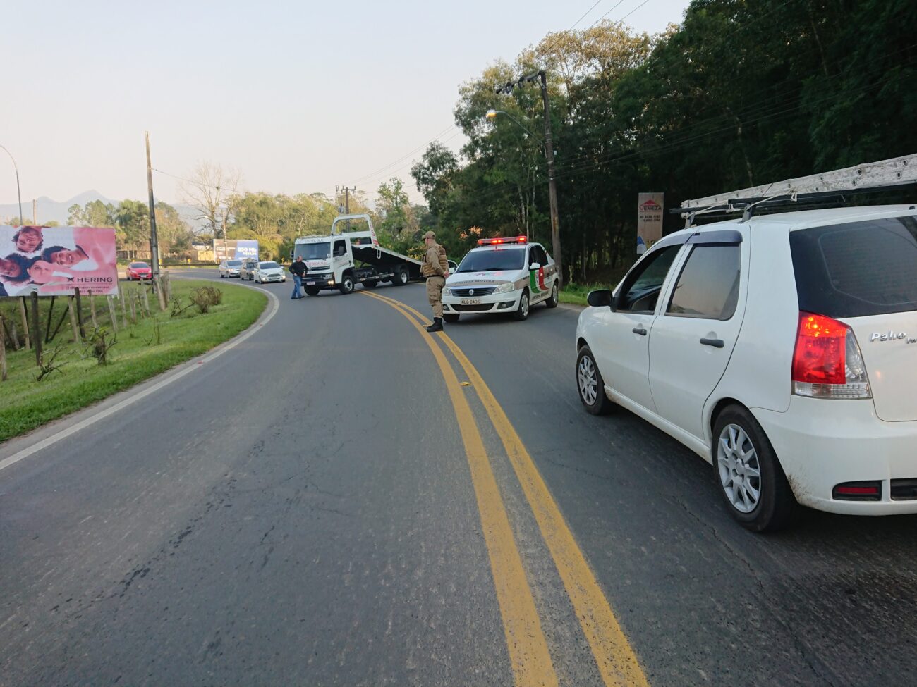 Carro bate em poste na rodovia José Spillere 7 Carro bate em poste na rodovia José Spillere