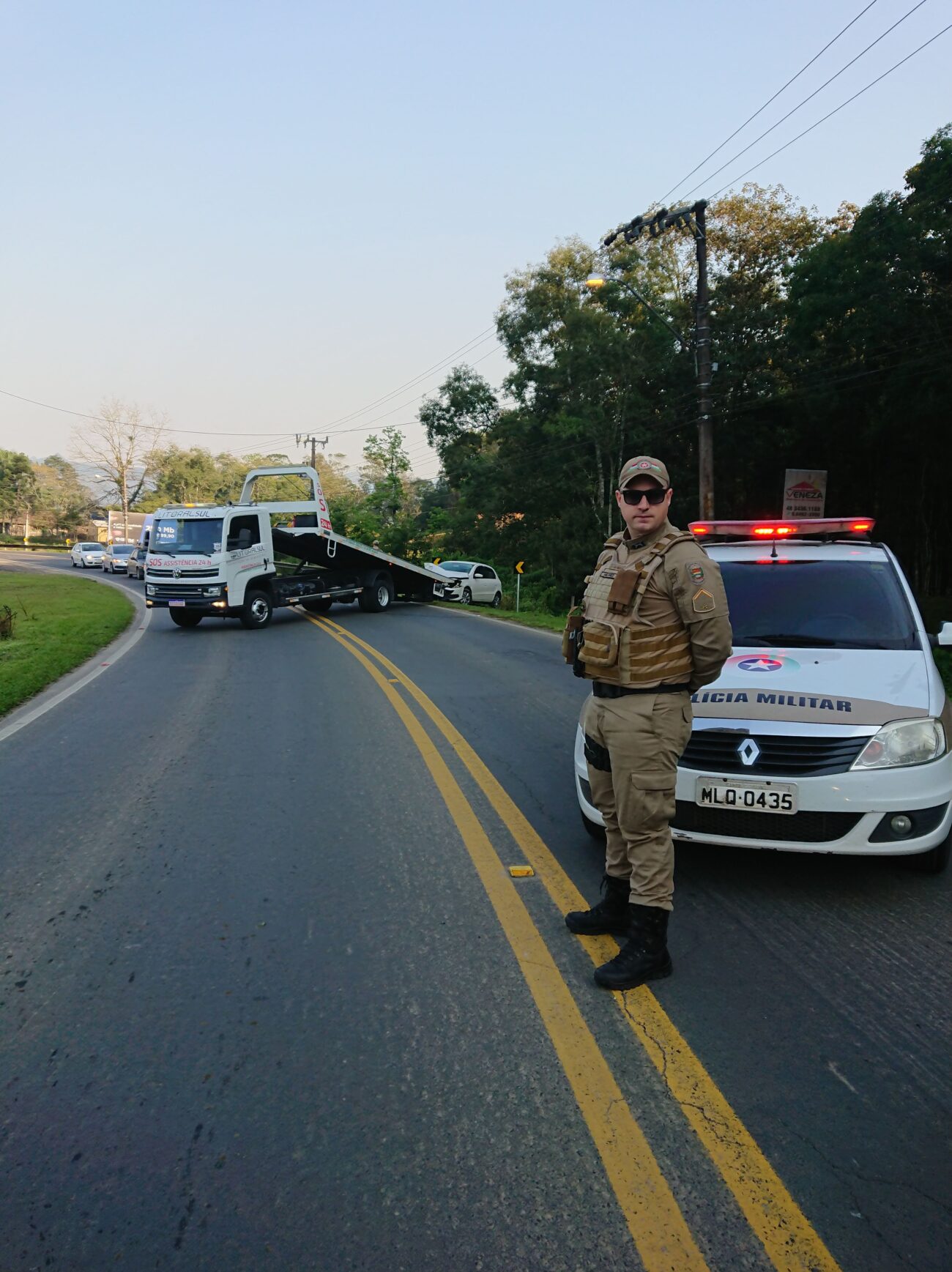 Carro bate em poste na rodovia José Spillere 5 Carro bate em poste na rodovia José Spillere