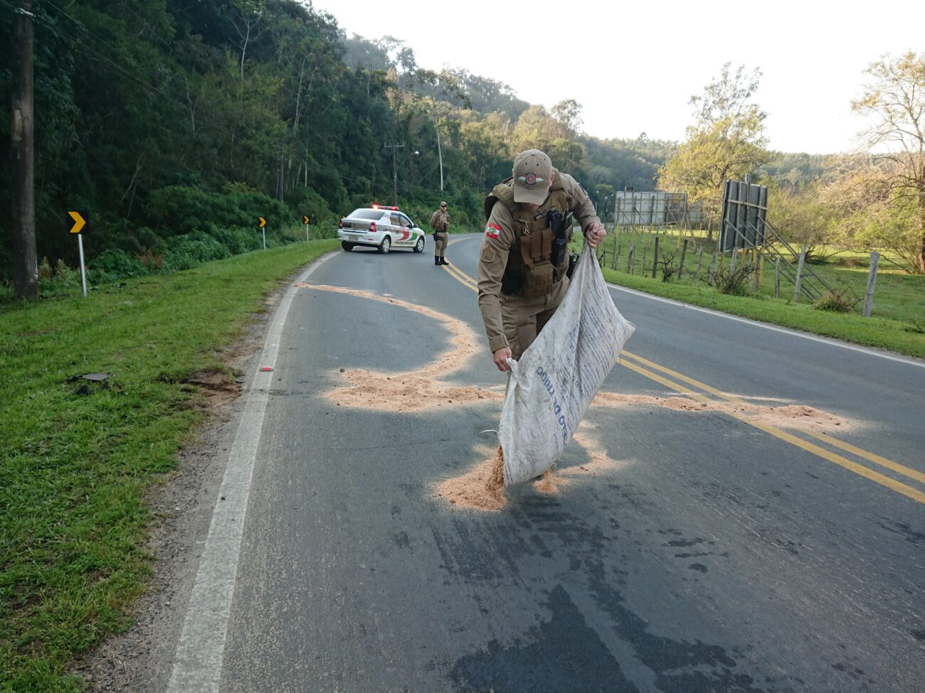 Carro bate em poste na rodovia José Spillere 6 Carro bate em poste na rodovia José Spillere