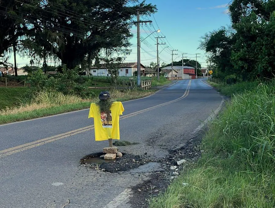 "Espantalho" alerta motoristas sobre buracos na rodovia Lírio Rosso em Nova Veneza