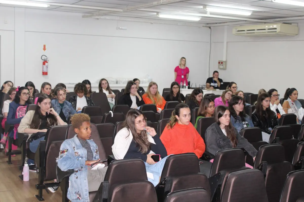 Curso de Moda UniSenai/ Unesc promove encontro com a temática do movimento Fashion Revolution