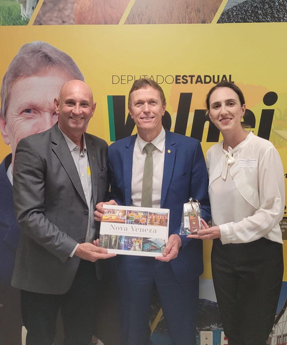 Elton Nuernberg acompanha prefeita eleita Ângela Ghislandi e vice Edesio Spilere em visita na Alesc 2 Elton Nuernberg acompanha prefeita eleita Ângela Ghislandi e vice Edesio Spilere em visita na Alesc