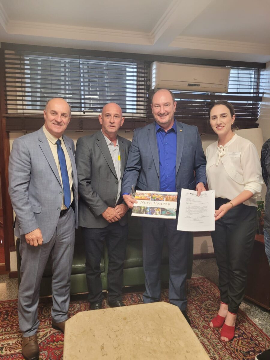 Elton Nuernberg acompanha prefeita eleita Ângela Ghislandi e vice Edesio Spilere em visita na Alesc 3 Elton Nuernberg acompanha prefeita eleita Ângela Ghislandi e vice Edesio Spilere em visita na Alesc