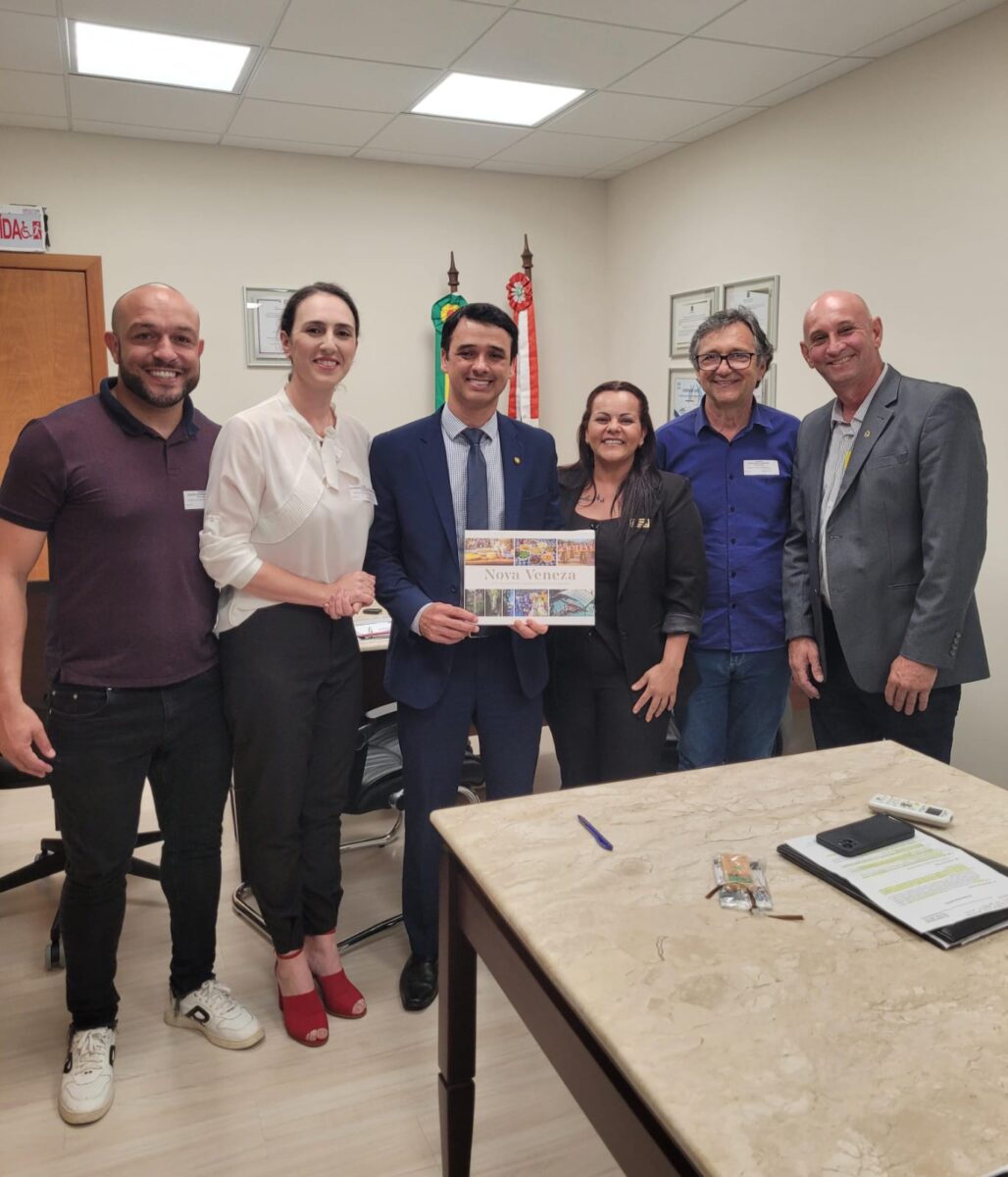 Elton Nuernberg acompanha prefeita eleita Ângela Ghislandi e vice Edesio Spilere em visita na Alesc 1 Elton Nuernberg acompanha prefeita eleita Ângela Ghislandi e vice Edesio Spilere em visita na Alesc