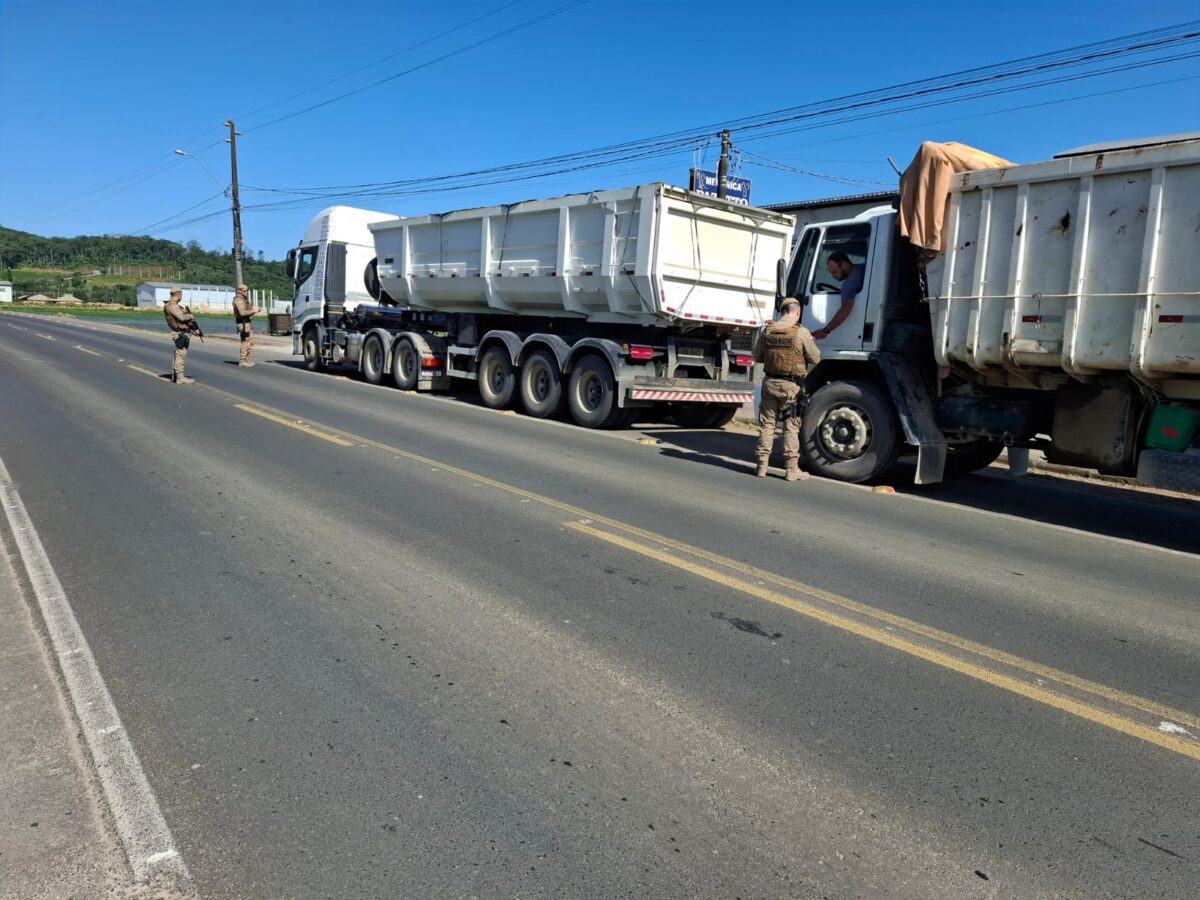 Operação 'Carga Pesada' fiscaliza caminhões em Nova Veneza 2 Operação 'Carga Pesada' fiscaliza caminhões em Nova Veneza